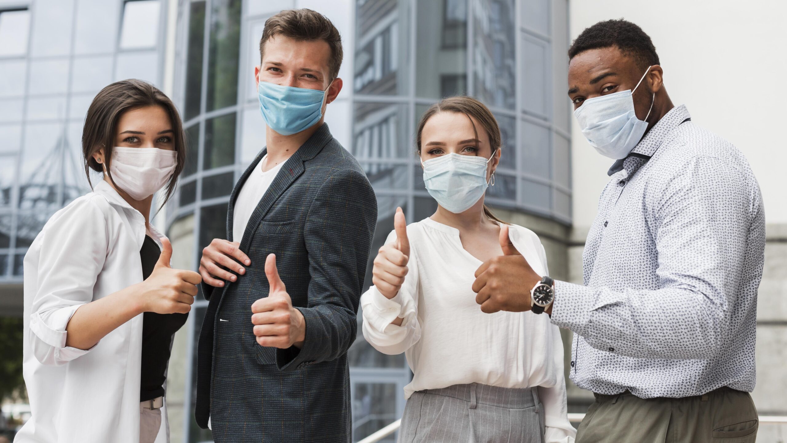 Funcionários se protegendo na empresa ao usar máscaras e incentivando a saúde coletiva.