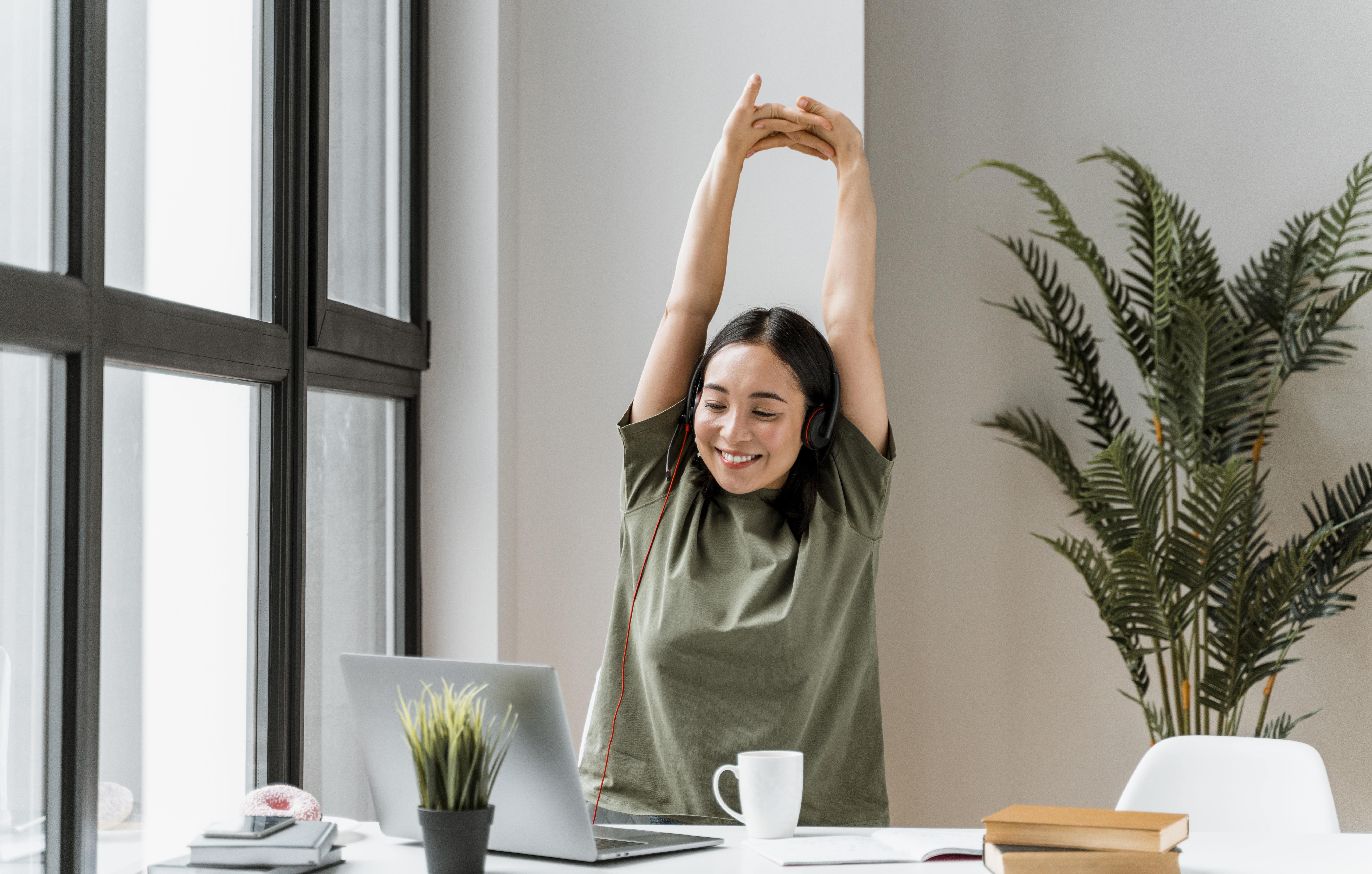 Exercícios para alongar a coluna durante o expediente de trabalho.