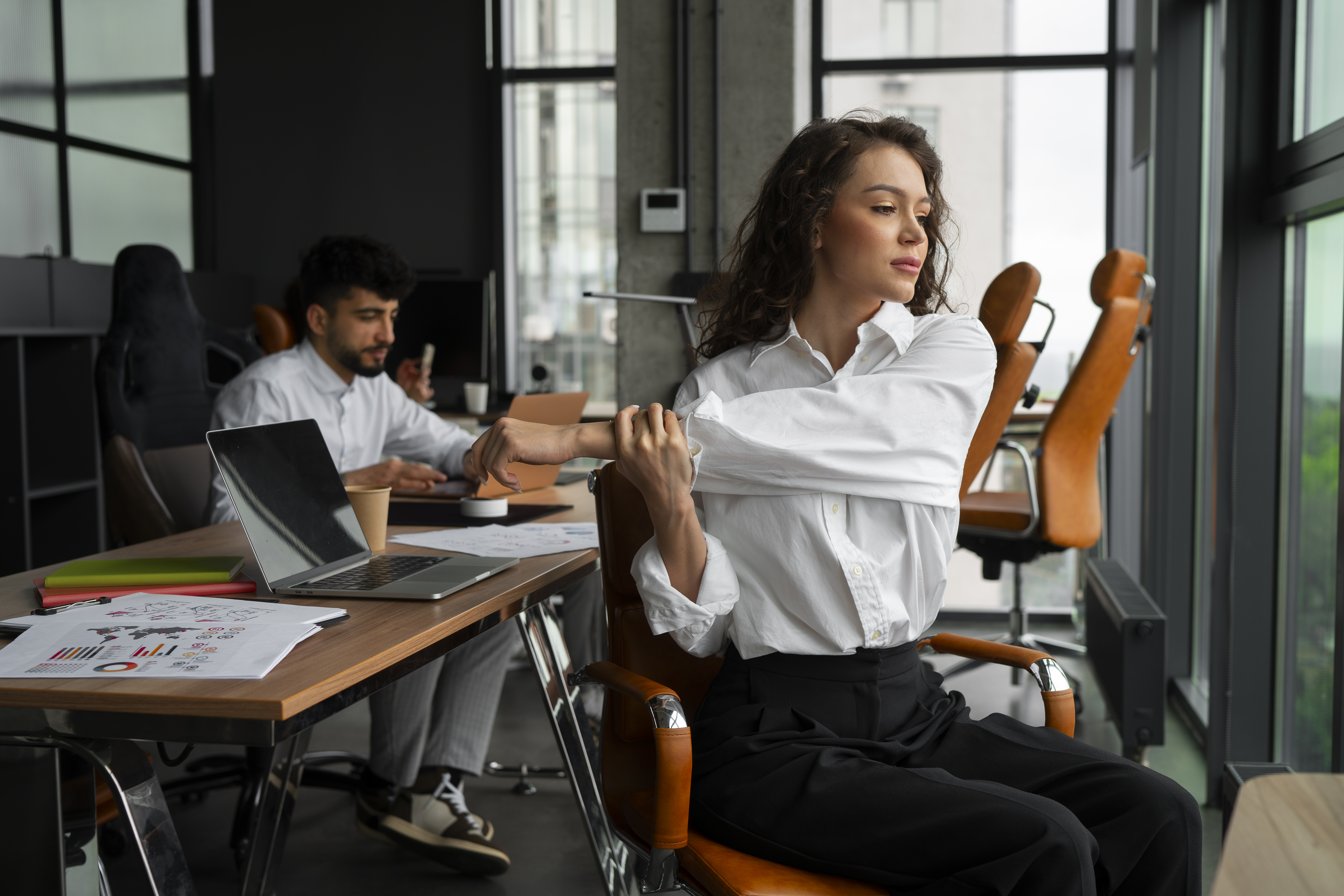 Mulher fazendo ergonomia