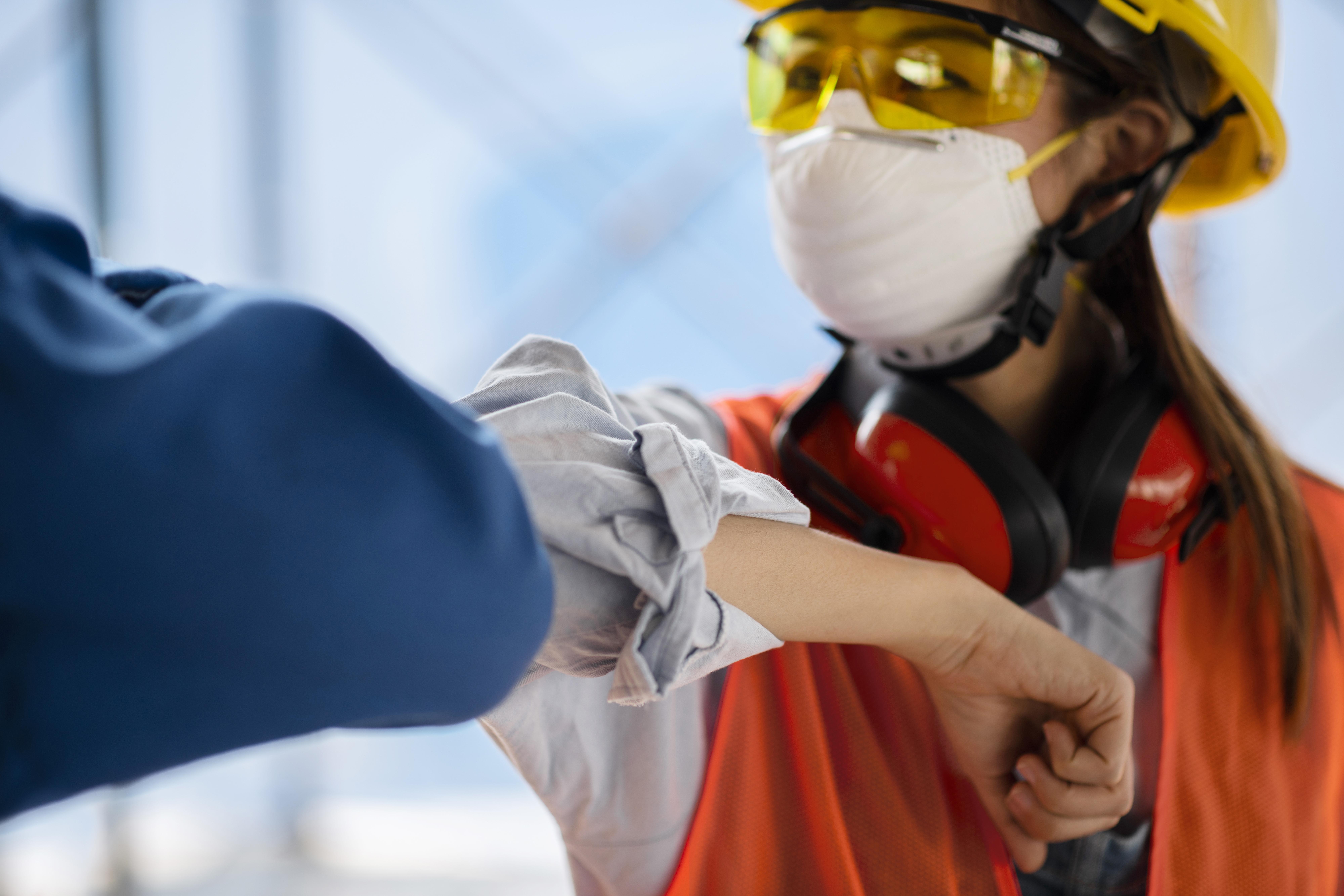 colaboradora utilizando equipamentos de proteção para representar os tipos de acidente de trabalho e como prevenir