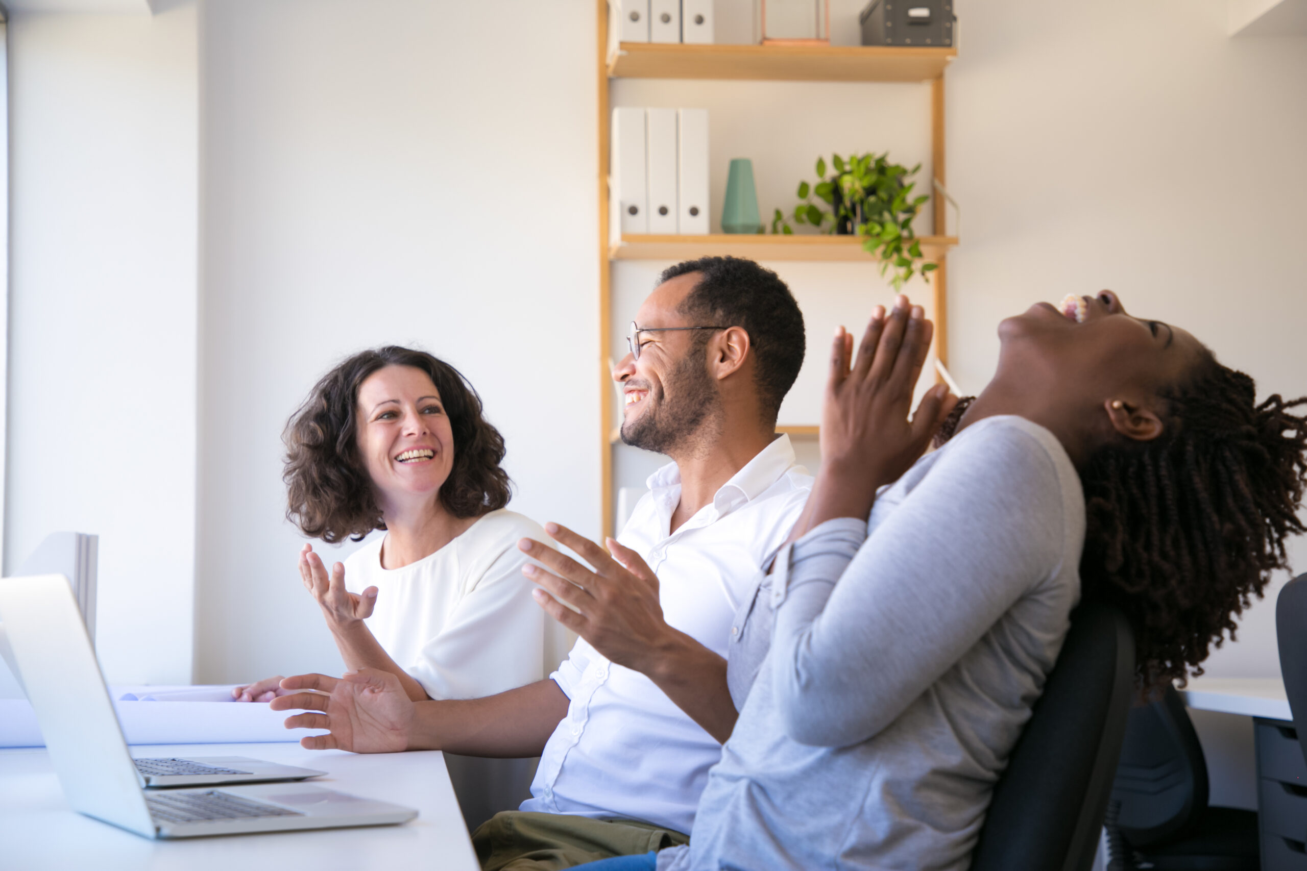 trabalhadores felizes para exemplificar um conteúdo sobre como promover a saúde mental no ambiente de trabalho